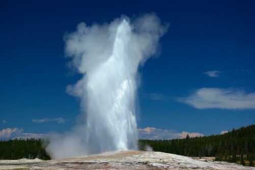 old-faithful-eruption