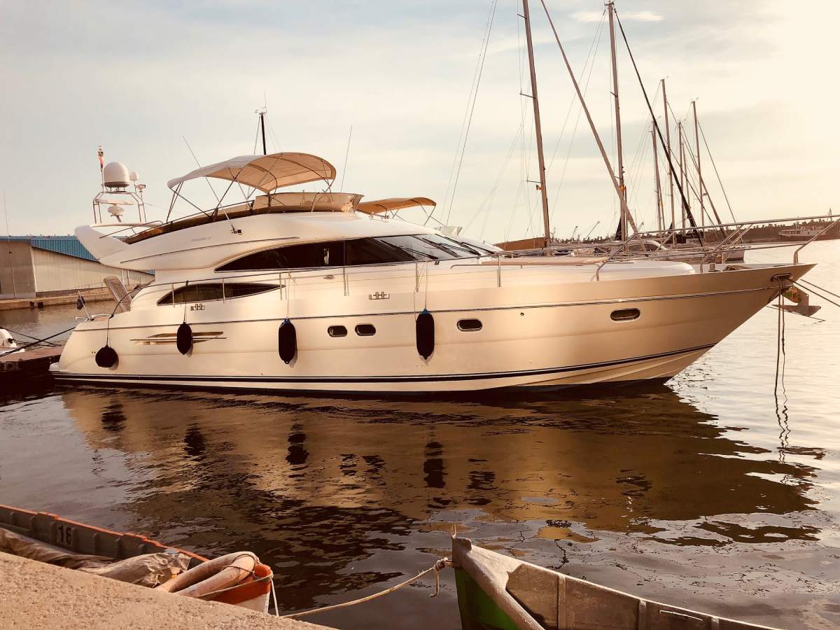 Yacht chartering